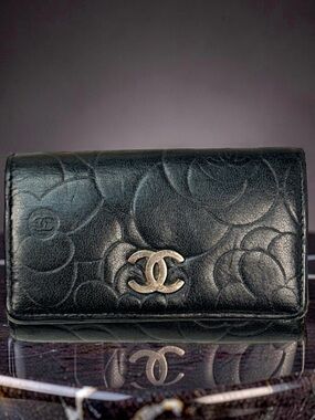 CHANEL Camelia Leather Key Holder 😍🌸🖤